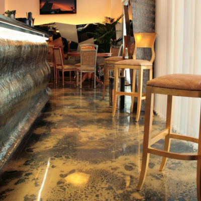 dettaglio di caffetteria con pavimento in resina autolivellante vetrificato, sfondo nero con aggiunta di oro