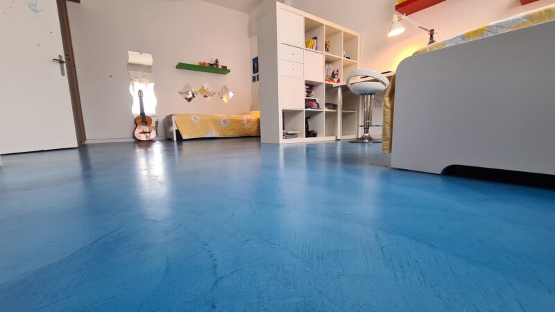 pavimento in resina spatolato finitura azzurra