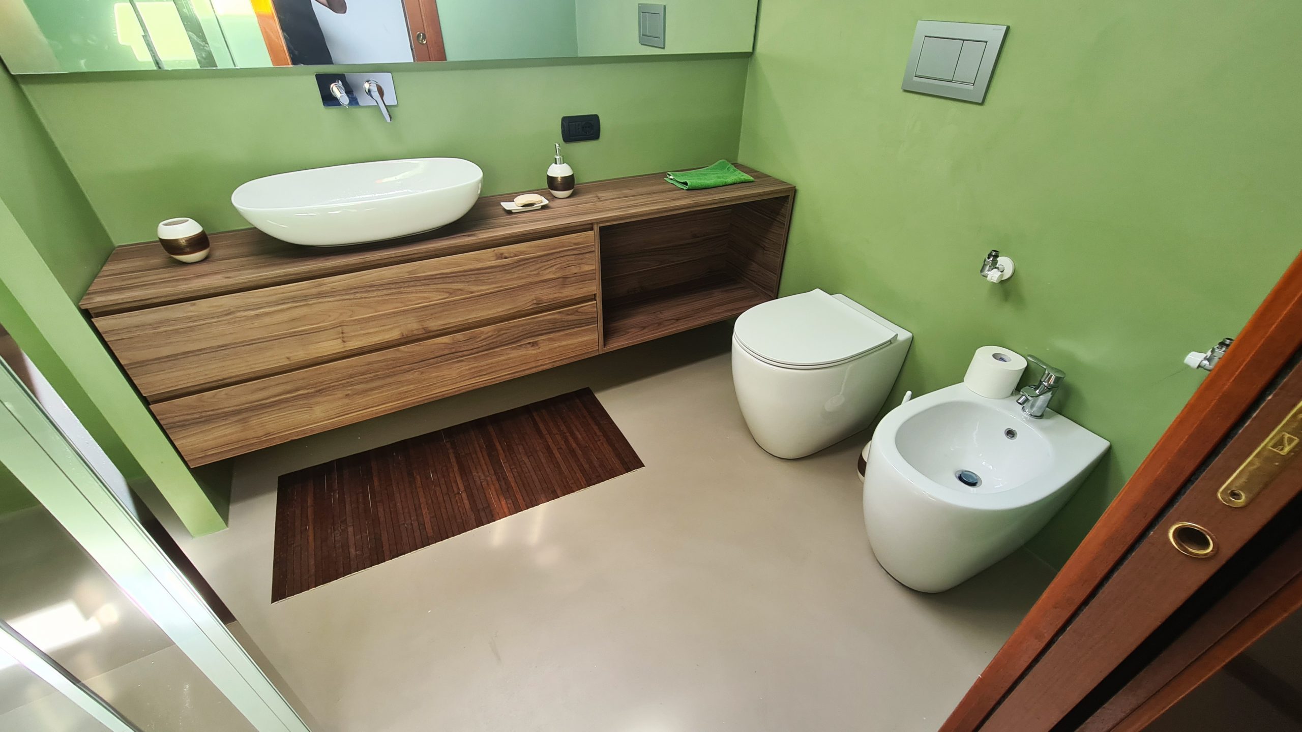 pavimento in resina grigio verde lavabo